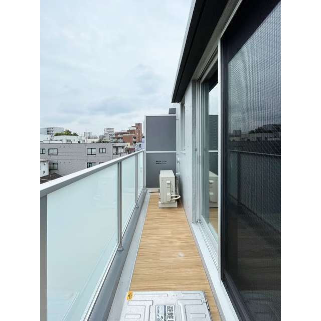 バルコニー　暖かな日差しのふりそそぐバルコニー