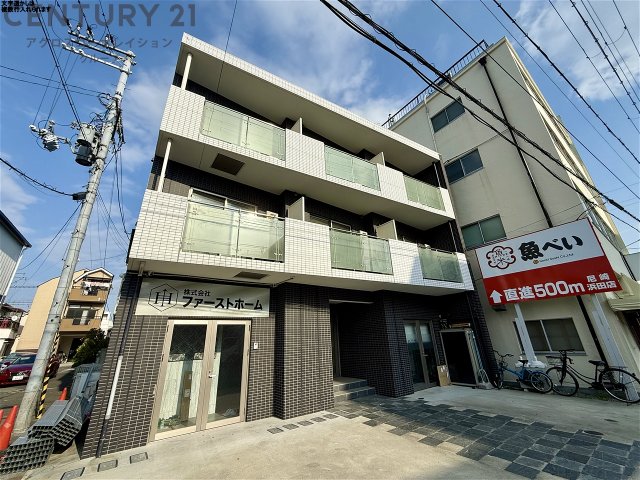 建物外観　外壁タイル貼りのおしゃれな外観です。