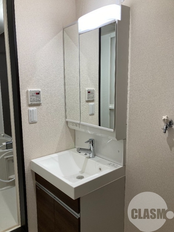 洗面設備　鏡を開くと収納があります♪