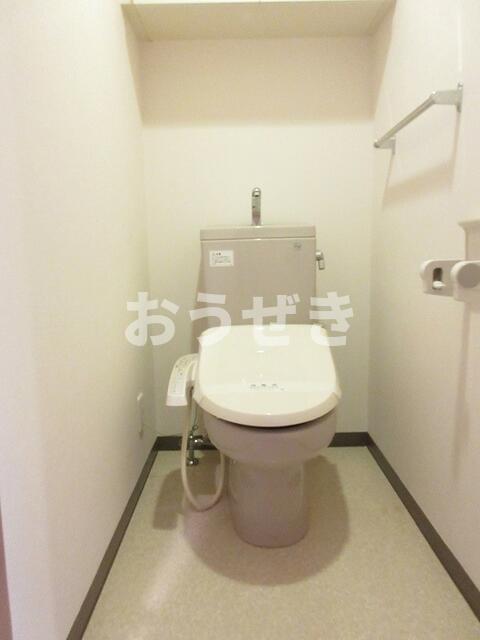 トイレ　上部には扉付収納棚があるので…?