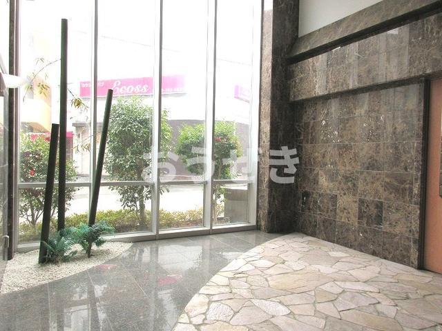 エントランス　高級感あふれるエントランスは…?
