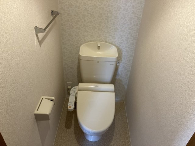 トイレ　掲載写真は同型の左右反転の部屋を掲載しております。仕様等が異