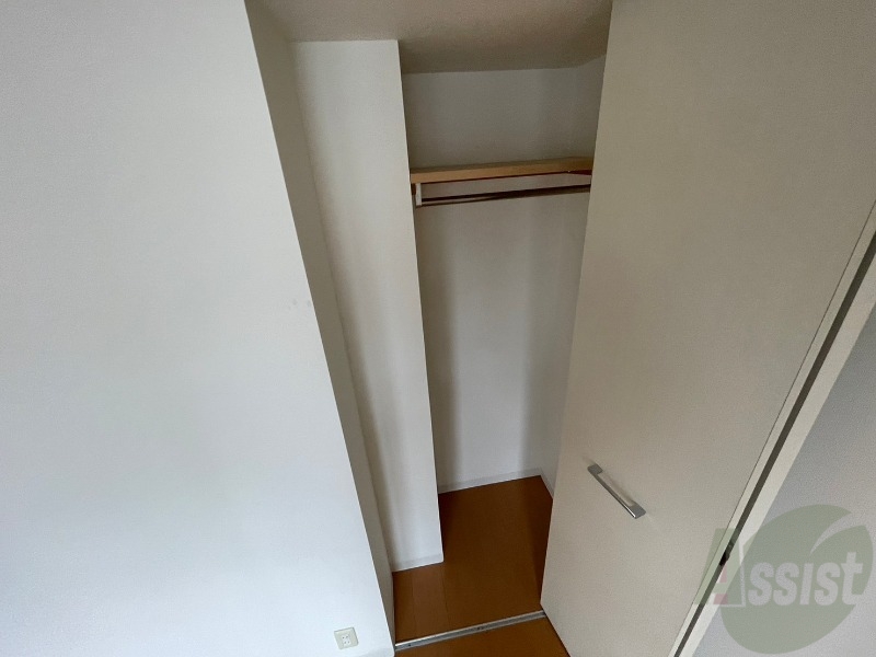 収納　寝室のウォークインクローゼットです。衣類その他沢山入ります！
