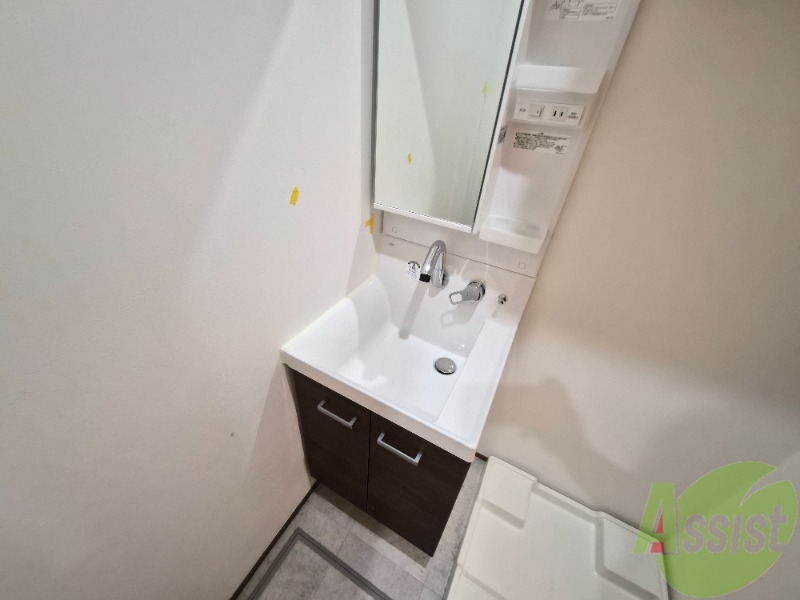 洗面設備　洗面台はシャワーノズルも付いて便利に活用できます