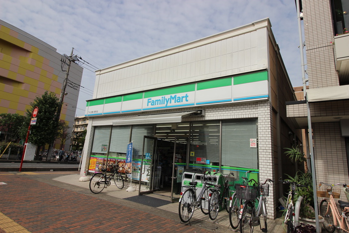 コンビニ　ファミリーマート（コンビニ）まで400m