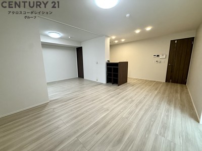 居室・リビング　カウンターキッチンで広々と使用できるリビングです！