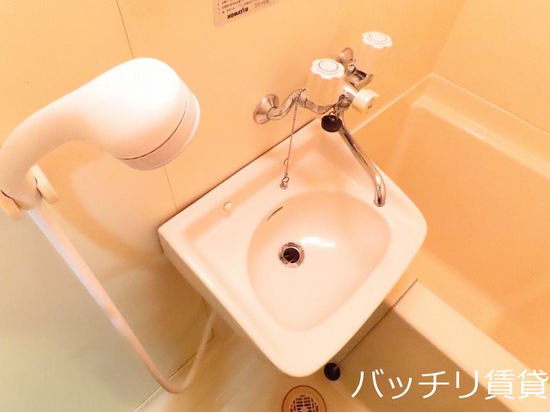 洗面設備　別号室タイプの為、現状を優先致します。
