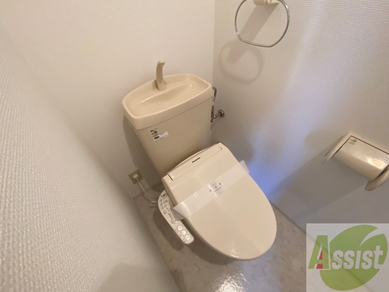 トイレ　ウォシュレット付きトイレです。清潔感があり、安心できますね。