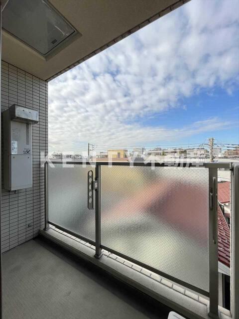 バルコニー　暖かな日差しのふりそそぐバルコニー