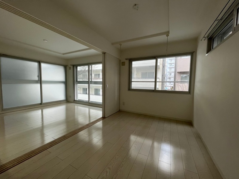 その他部屋・スペース　寝室はこちらです。光が差し込む、温かみのあるお部屋です。