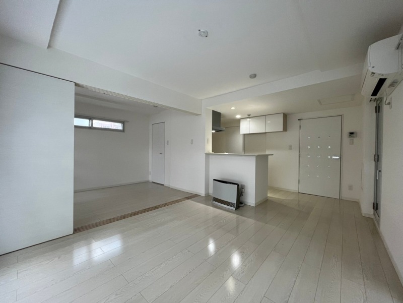 居室・リビング　広くてキレイなお部屋が広がっていて、充実した生活が送れそう。