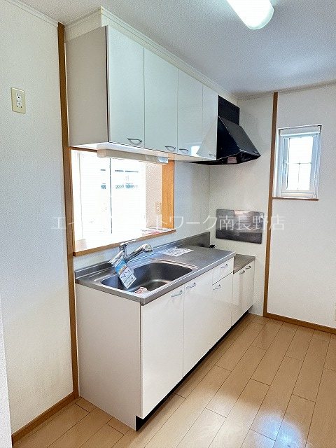 キッチン　参考：201号室（反転）（内装・設備が異なる場合があります。