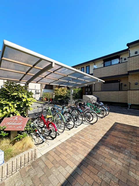 その他共有部分　屋根付き駐輪場。大事な自転車も雨でも安心♪