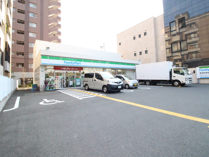 コンビニ　ファミリーマート（コンビニ）まで310m