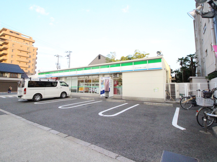 コンビニ　ファミリーマート（コンビニ）まで500m