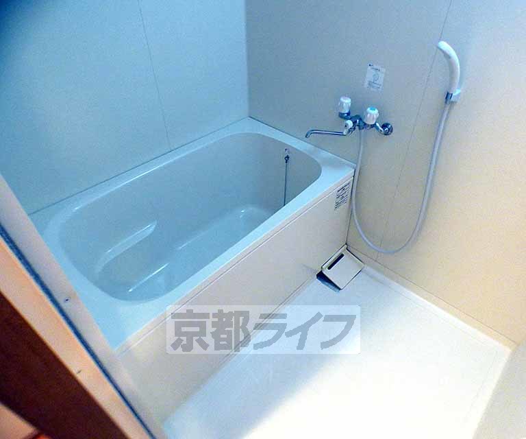 バス・シャワールーム　広々とした浴室です。