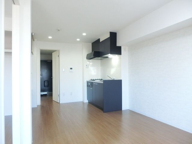 居室・リビング　内装フルリニューアルのお部屋。ぜひご覧ください。