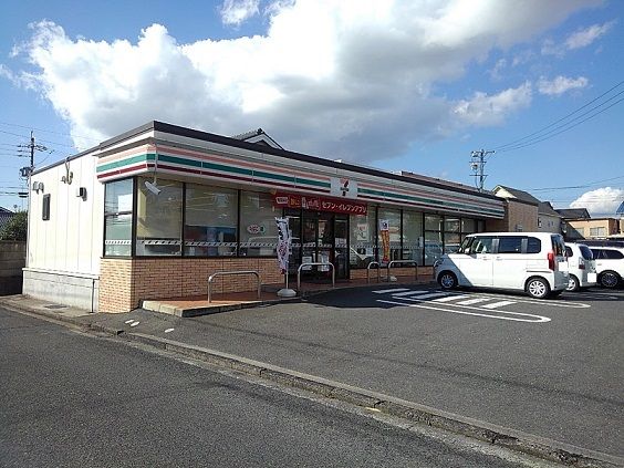 コンビニ　セブンイレブン（コンビニ）まで300m
