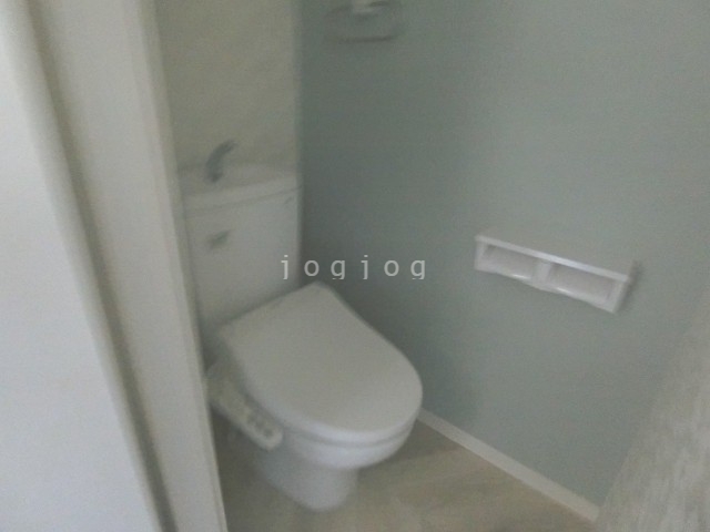 トイレ　嬉しい温水洗浄便座付きのトイレです。