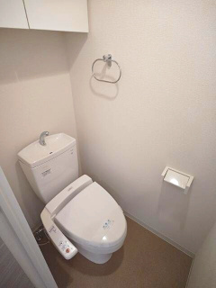 トイレ　落ち着いた色調のトイレです