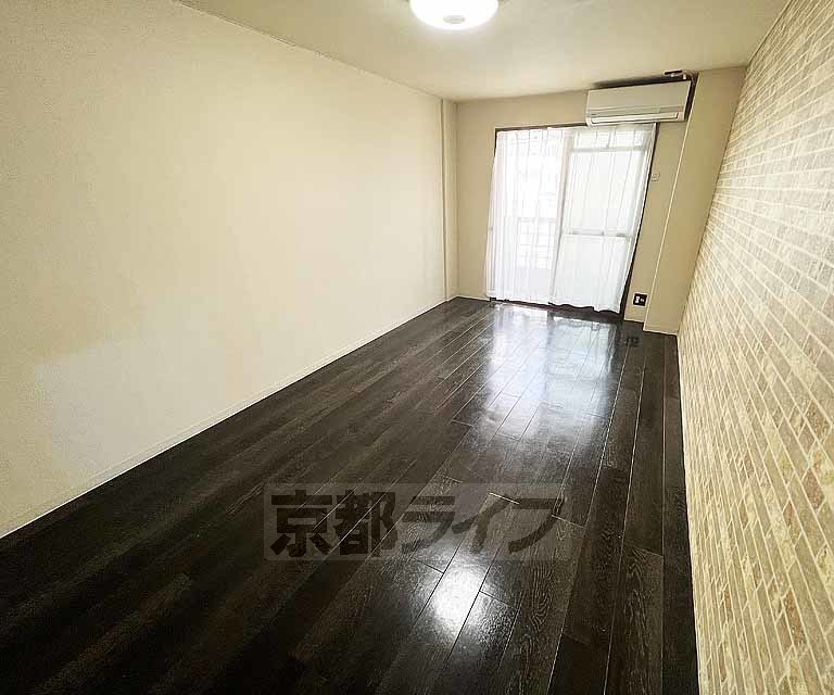 居室・リビング　ひろびろとした居室です。ゆったりくつろげますね。