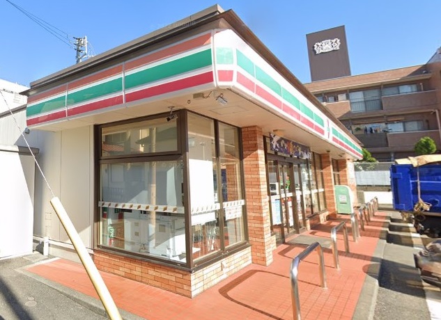 コンビニ　セブンイレブン（コンビニ）まで956m