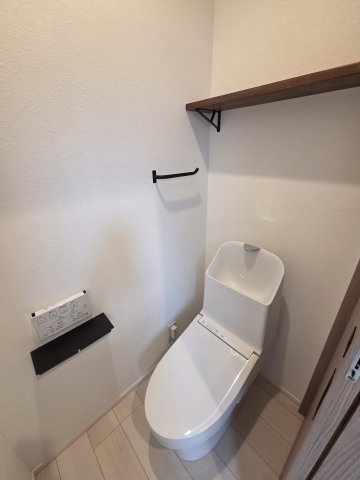 万葉線 市民病院前駅 徒歩5分 2階建 築1年のトイレ写真