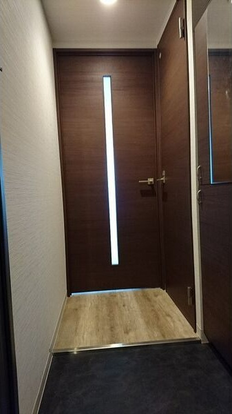 イングレッソ南7条の玄関写真