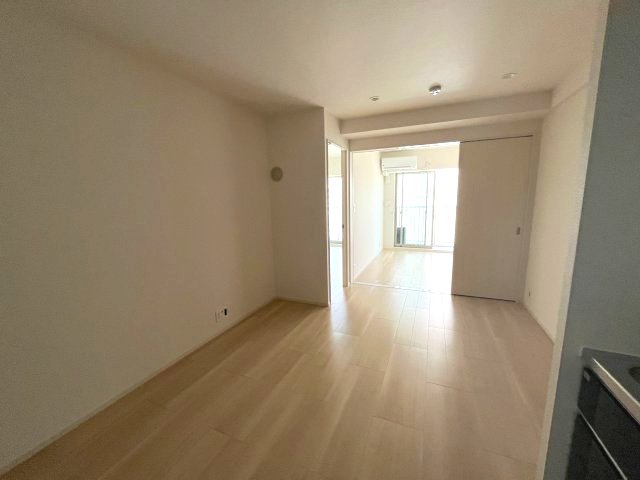 居室・リビング　写真は、他部屋の反転間取りです。(現況優先)