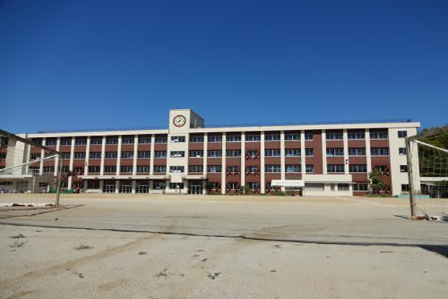 小学校　柏原市立旭ケ丘小学校（小学校）まで423m