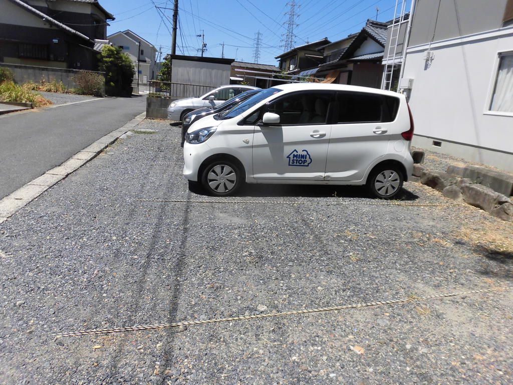 【多治見市平井町のアパートの駐車場】