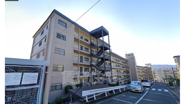 奈良市学園大和町のマンションの建物外観