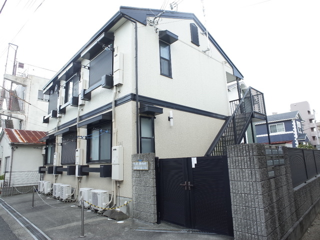 神戸市須磨区須磨浦通のアパートの建物外観