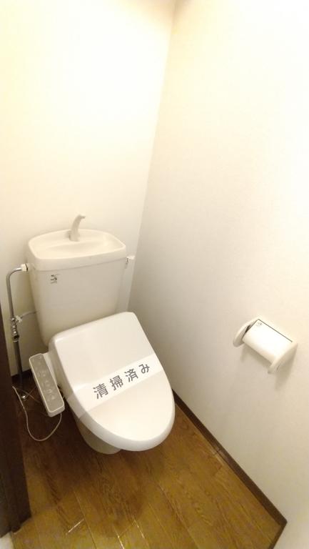 トイレ　温水洗浄便座付きトイレ♪収納棚付き。