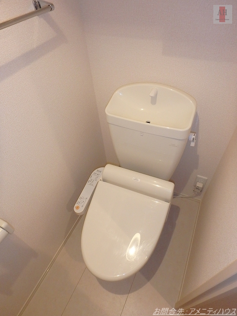 トイレ　●温水洗浄暖房便座完備のトイレスペース。