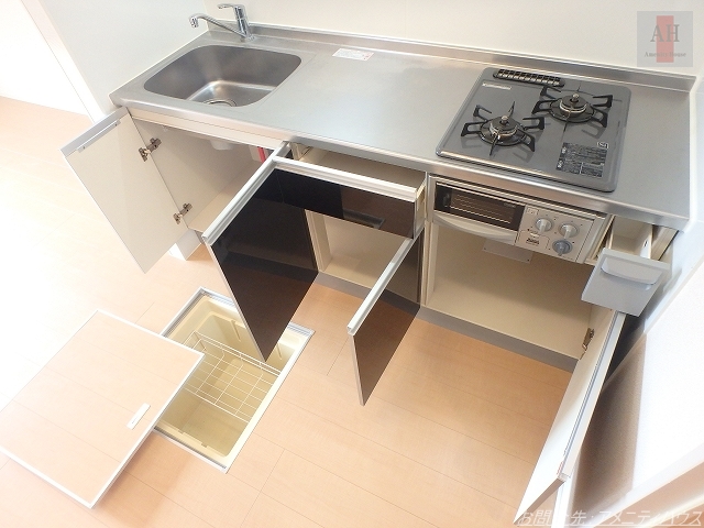 キッチン　●２口ガスコンロ・グリル付のシステムキッチン。
