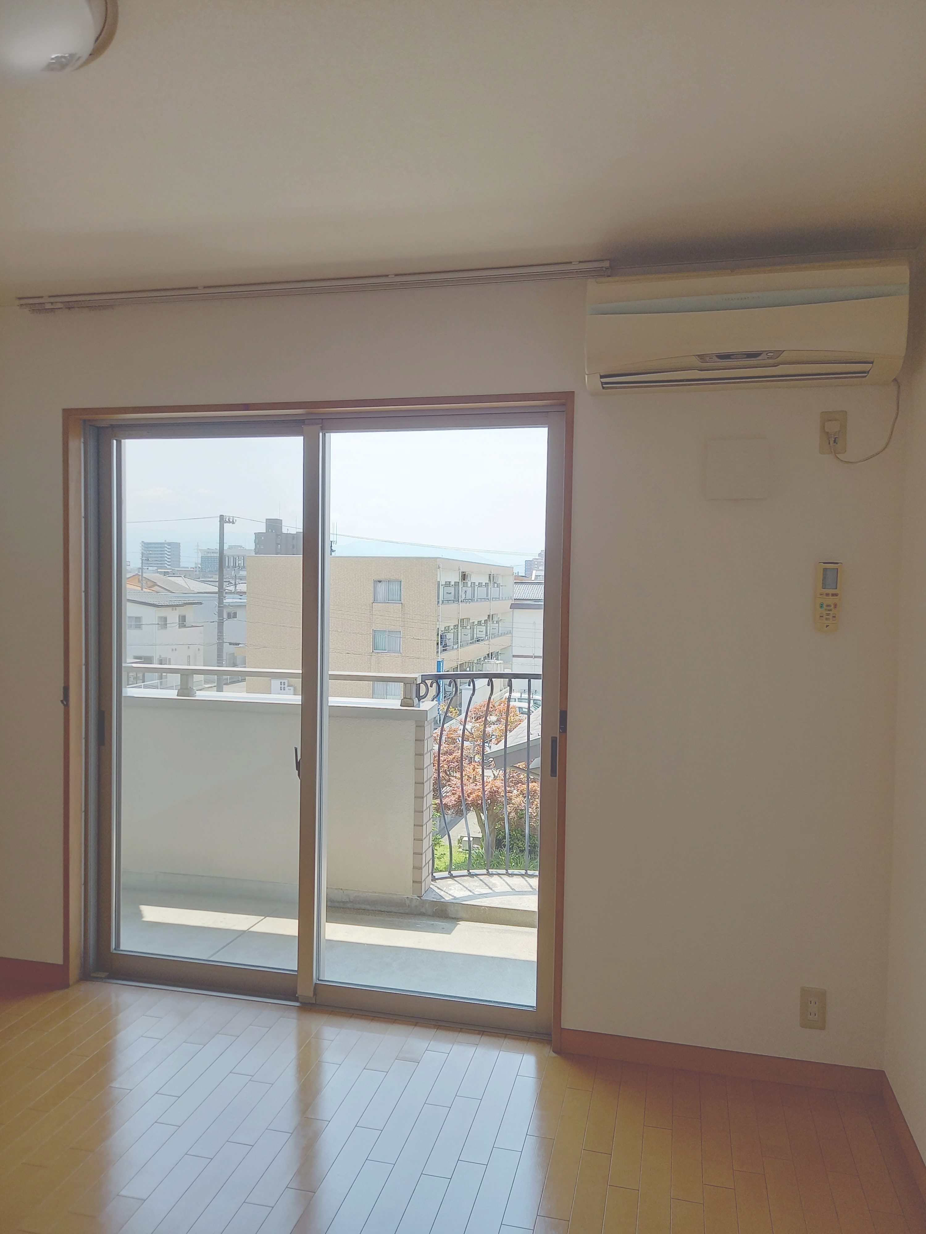 居室・リビング　開口部広く、部屋数も多い！リビングは広く明るい！