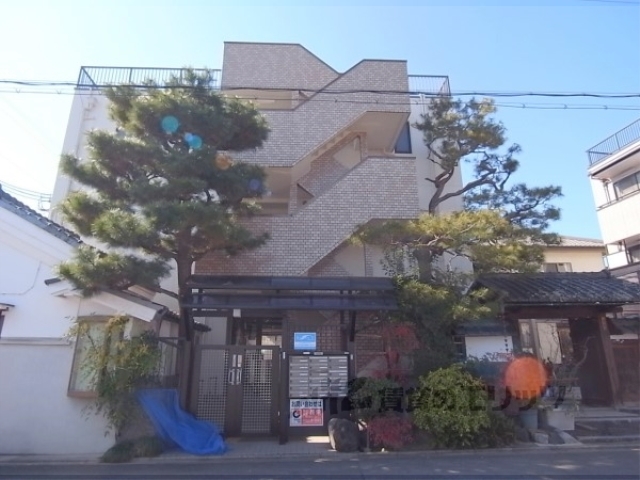 京都市右京区花園寺ノ内町のマンションの建物外観