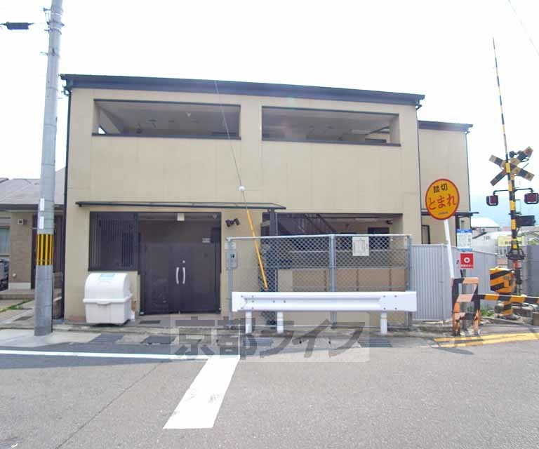 京都市右京区嵯峨野清水町のマンションの建物外観