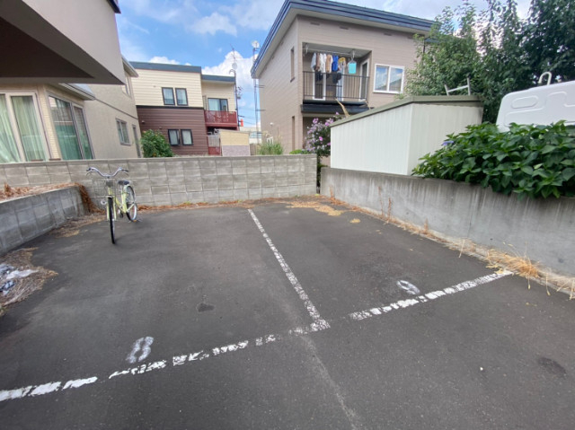 【札幌市北区新琴似七条のアパートの駐車場】