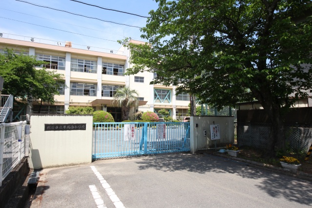 【橿原市木原町のアパートの小学校】