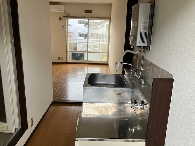 その他　キッチンには瞬間湯沸器がございます