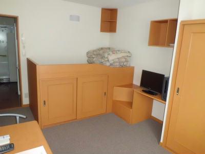 居室・リビング　短期契約の場合、布団が付きます。