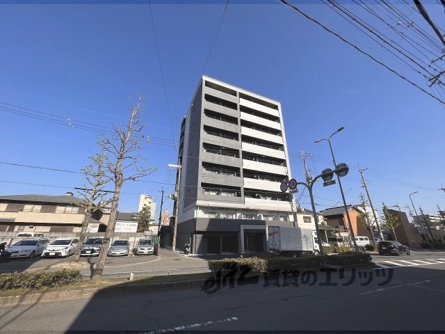 京都市南区東九条烏丸町のマンションの建物外観