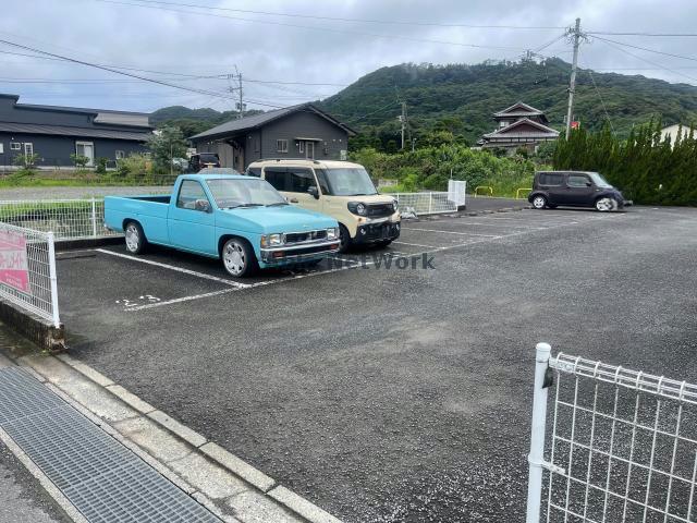 【諫早市飯盛町平古場のアパートの駐車場】