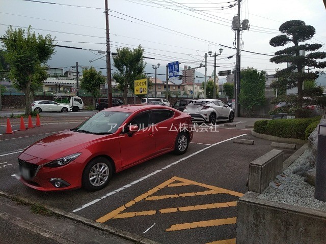 【呉市西中央のマンションの駐車場】