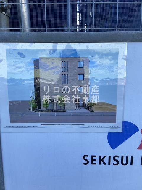 【稲城市東長沼のマンションの建物外観】