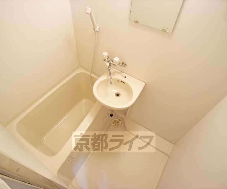 バス・シャワールーム　清潔感のあるお風呂です。