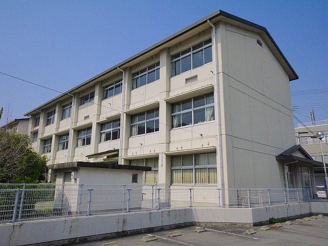 【桜井市大字西之宮のマンションの小学校】