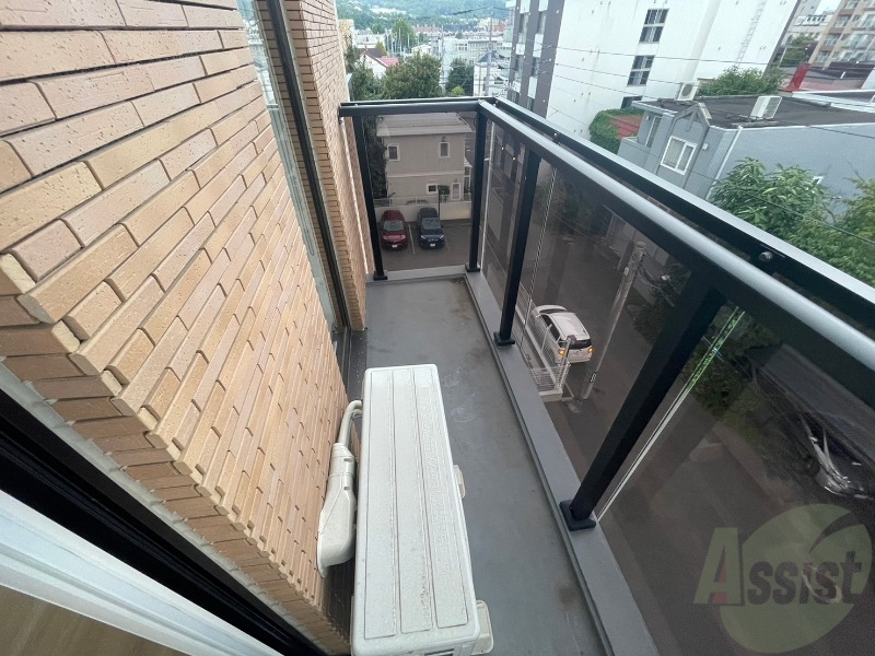 バルコニー　バルコニーは幅があり、広い印象を受けました。